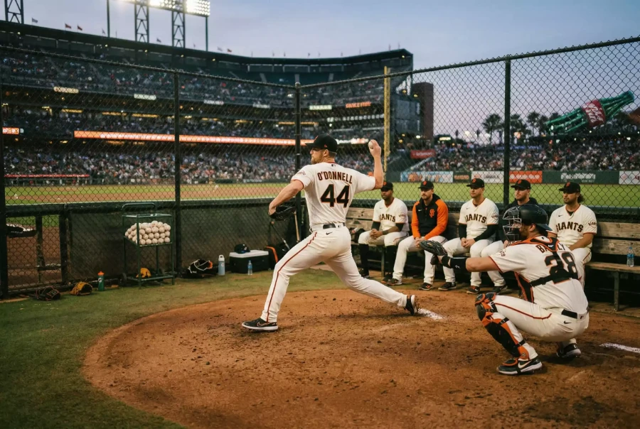 Relief Pitcher wirft im Bullpen beim Aufwaermen