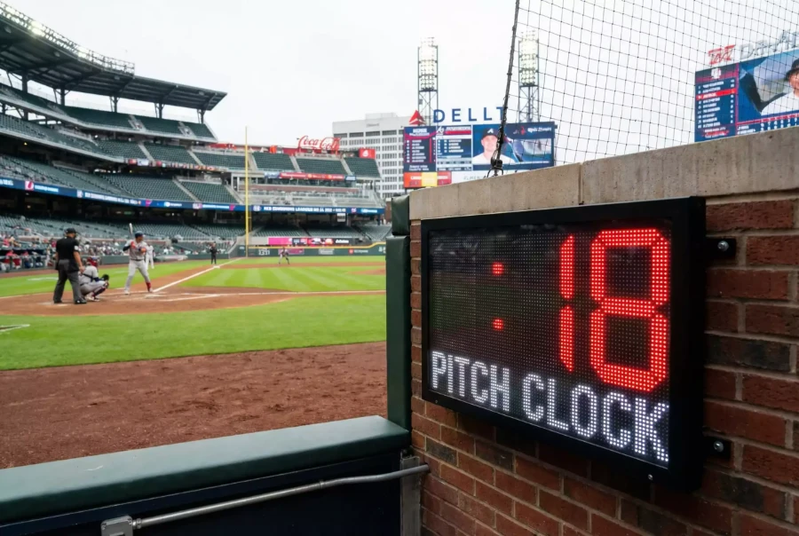 Pitch Clock Timer neben dem Baseball-Spielfeld