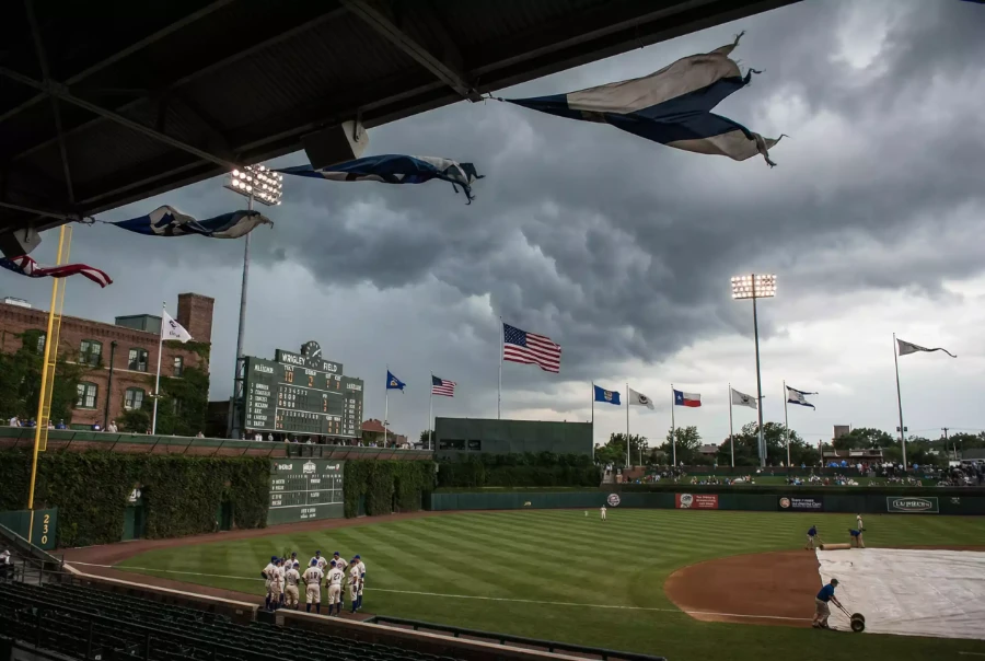 Baseball-Stadion mit Windflaggen am Dach
